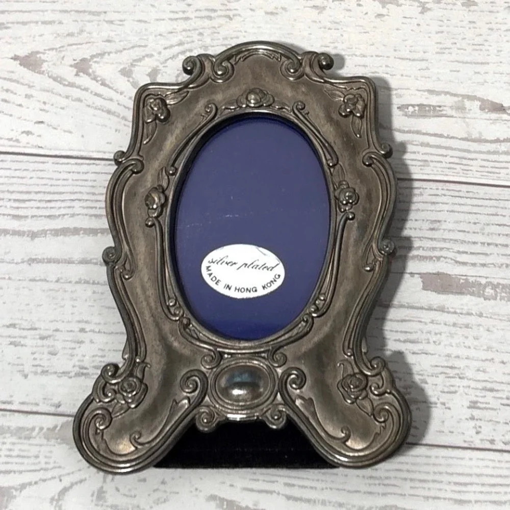 Vintage Silver Plated Ornate Victorian Oval Picture Frame Made in Hong Kong 4.5